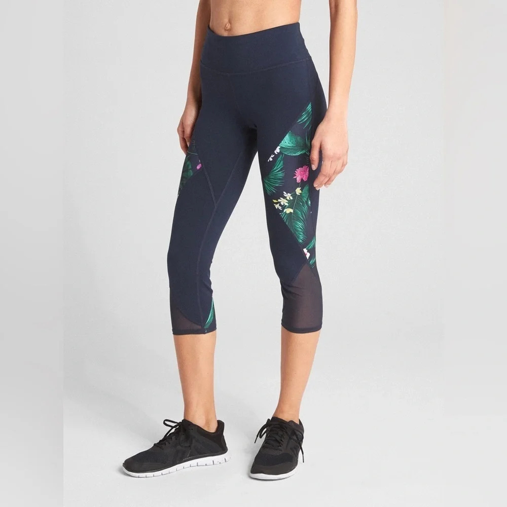 GapFit GFast Mid Rise Capris in Eclipse Size XS